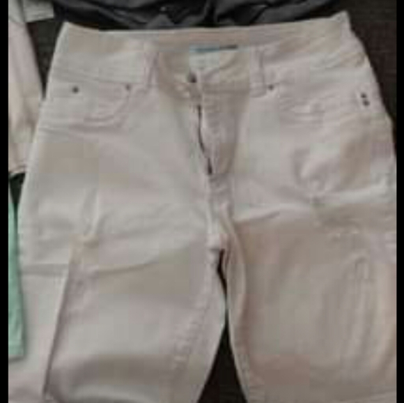 Woman's shorts - Picture 2 of 3